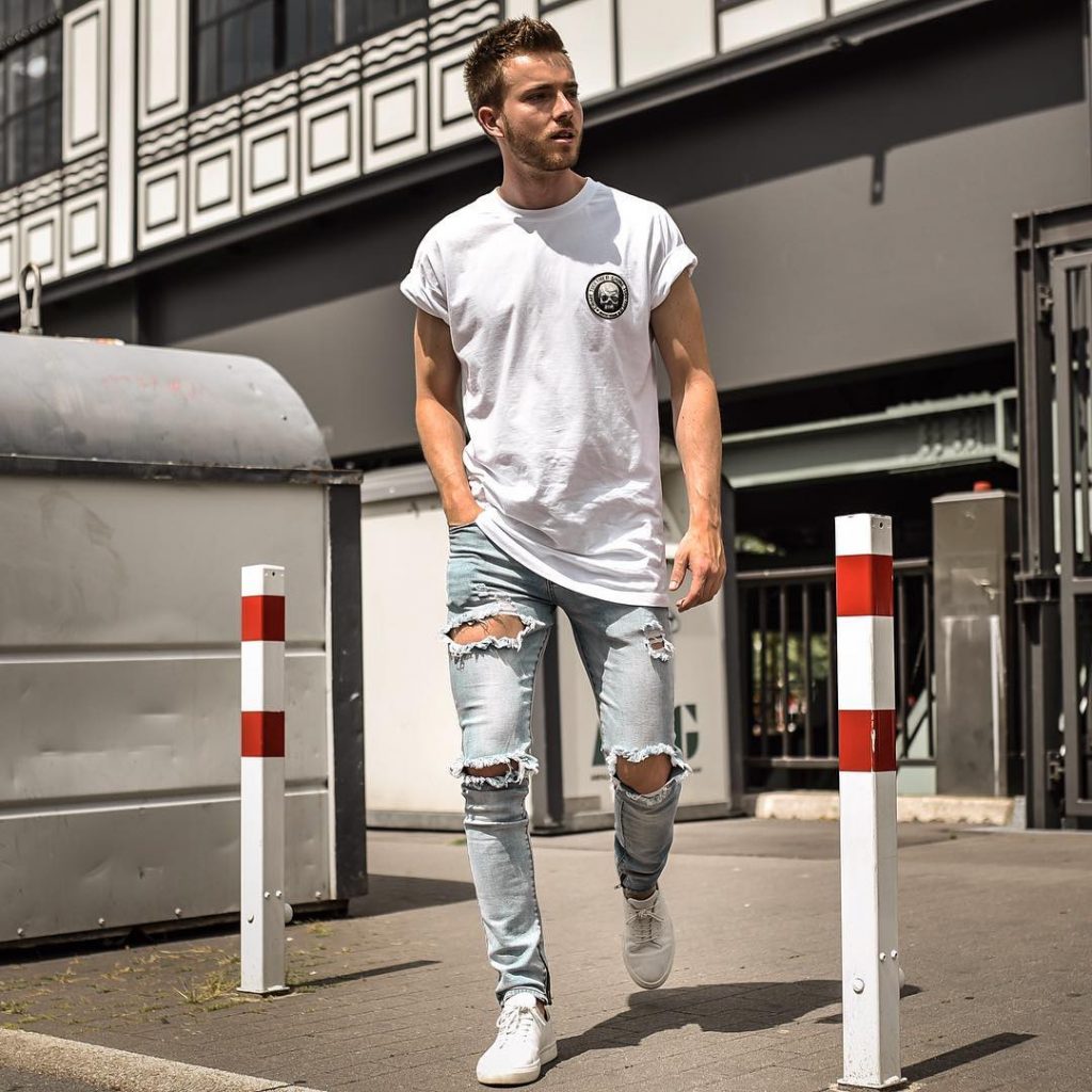 White tee, light blue jeans and white sneaker