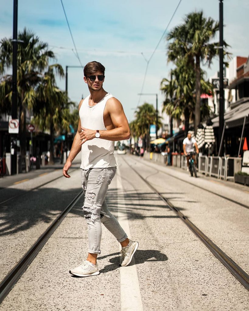 White singlet, jeans, sneaker