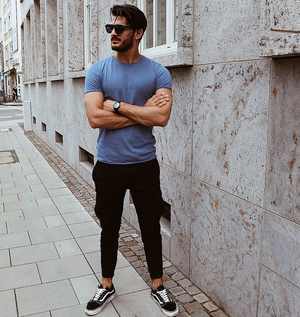 Blue tee, jeans, sneaker