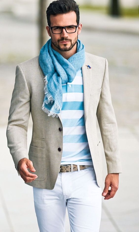 Blazer, geprint poloshirt, broek, sjaal