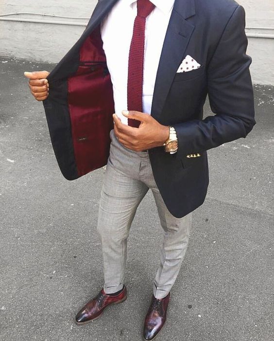 Blazer bleu, pantalon habillé en laine, chaussures habillées en cuir, cravate rouge