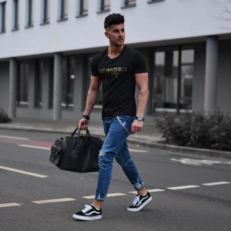Black print t-shirt, blue jeans, sneaker and sport bag