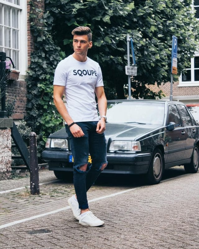 Print white t-shirt, blue jeans, and white sneaker