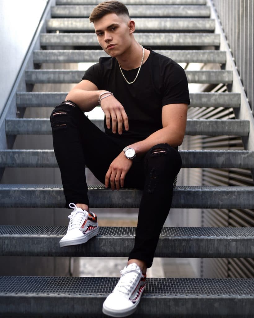 Black tee, black jeans, boots