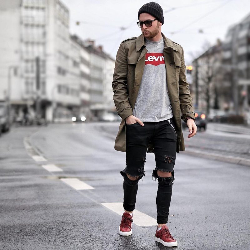 Trench coat over tee, ripped jeans 27