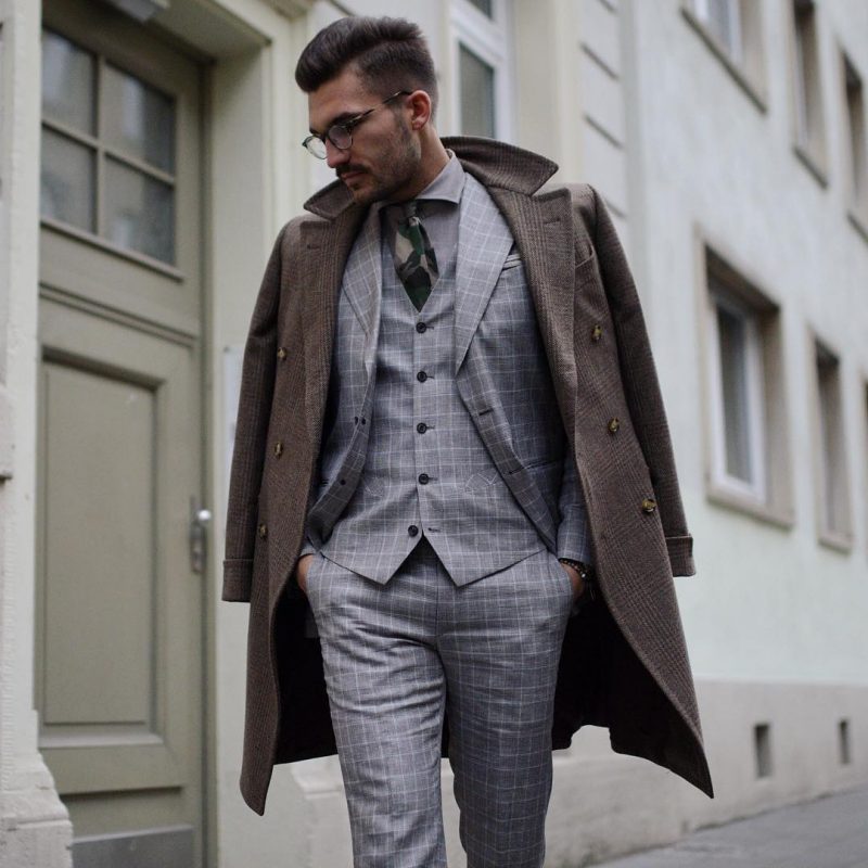 Long coat, checked suit with vest and tie 40