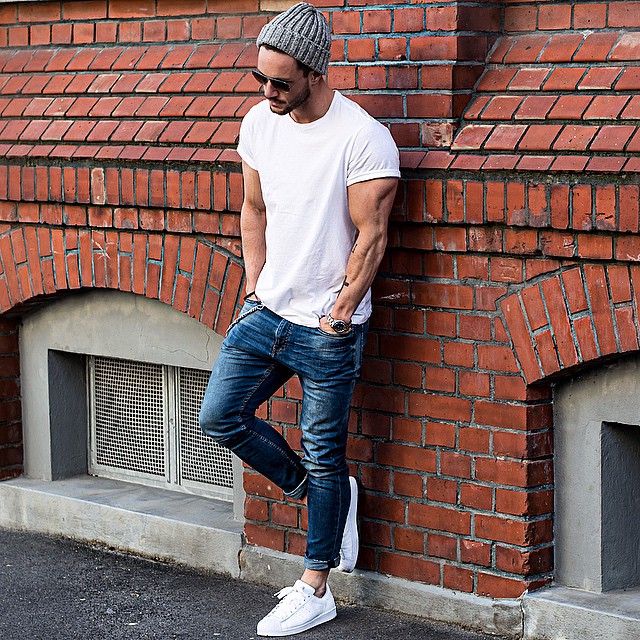 Gray knitted cuffed beanie hat, white shirt, blue jeans, white sneaker 1