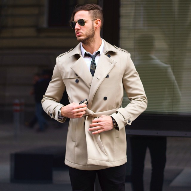 Beige trench coat (cropped), white shirt, camouflage tie, pilot sunglasses 1