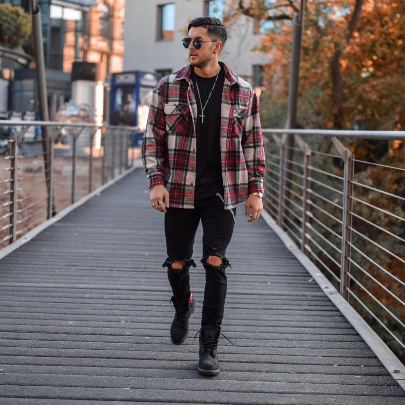 40 mens winter work outfit styles with winter boots. Checked shirt, black t-shirt, ripped jeans, work boots 1