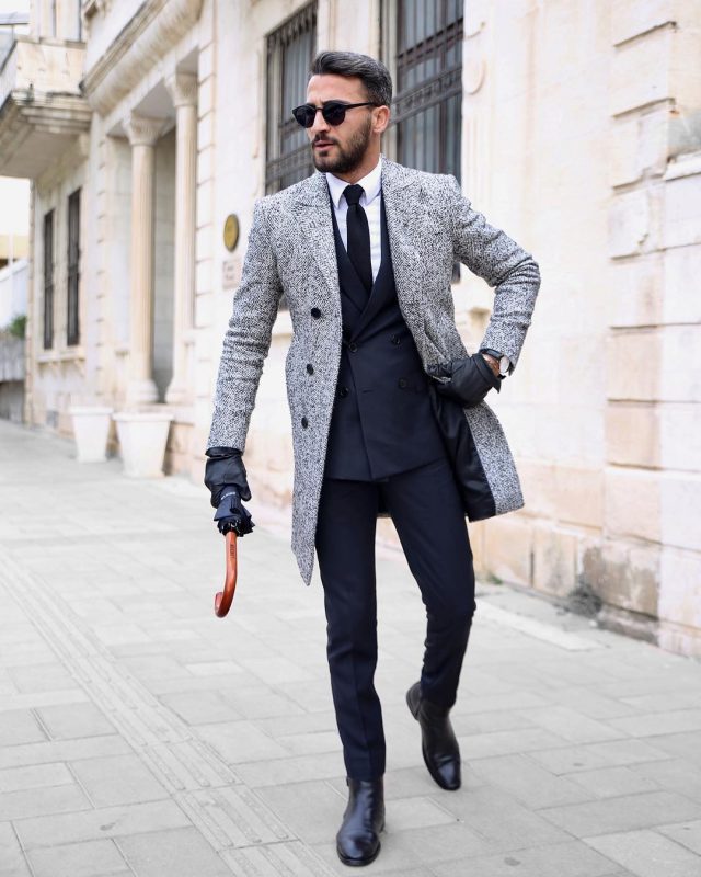 40 mens winter work outfit styles with winter boots. Leather Chelsea boots, suit, grey overcoat, black leather gloves 1